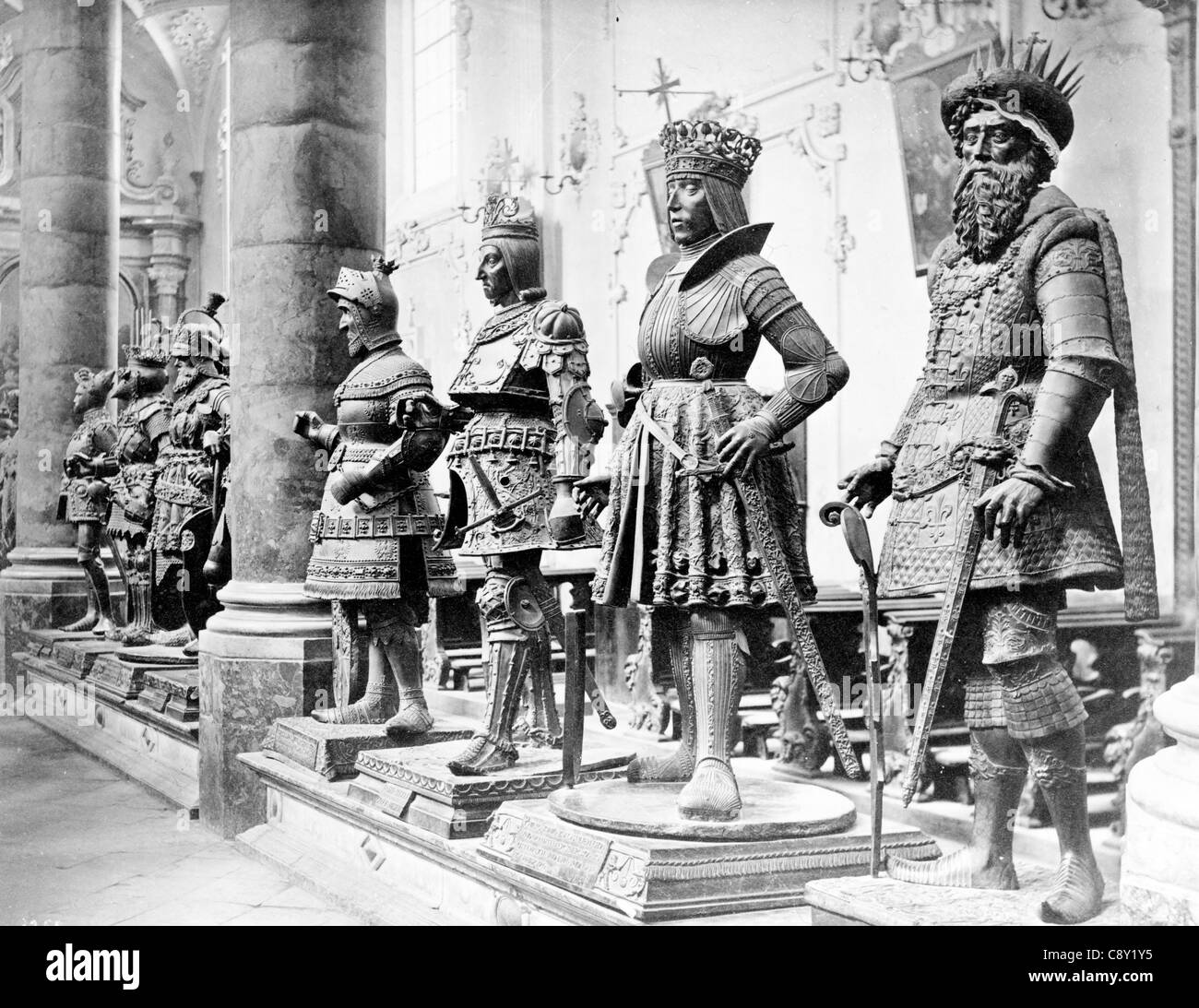 Estatuas de tamaño natural que rodea la tumba de Maximiliano I, Hofkirche, Innsbruck, Austria Foto de stock