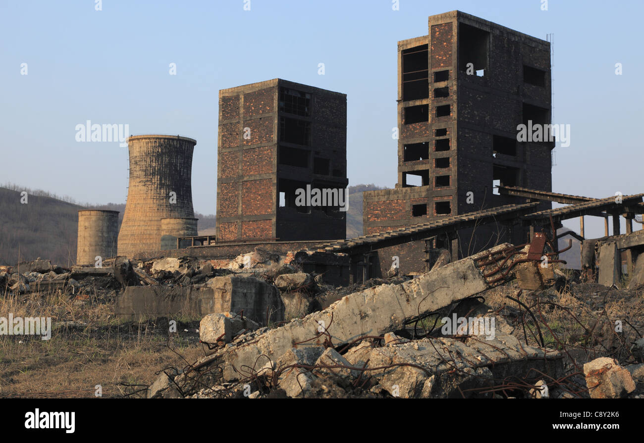 Ruinas de un emplazamiento industrial muy fuertemente contaminado en Copsa Mica, Rumania. Foto de stock