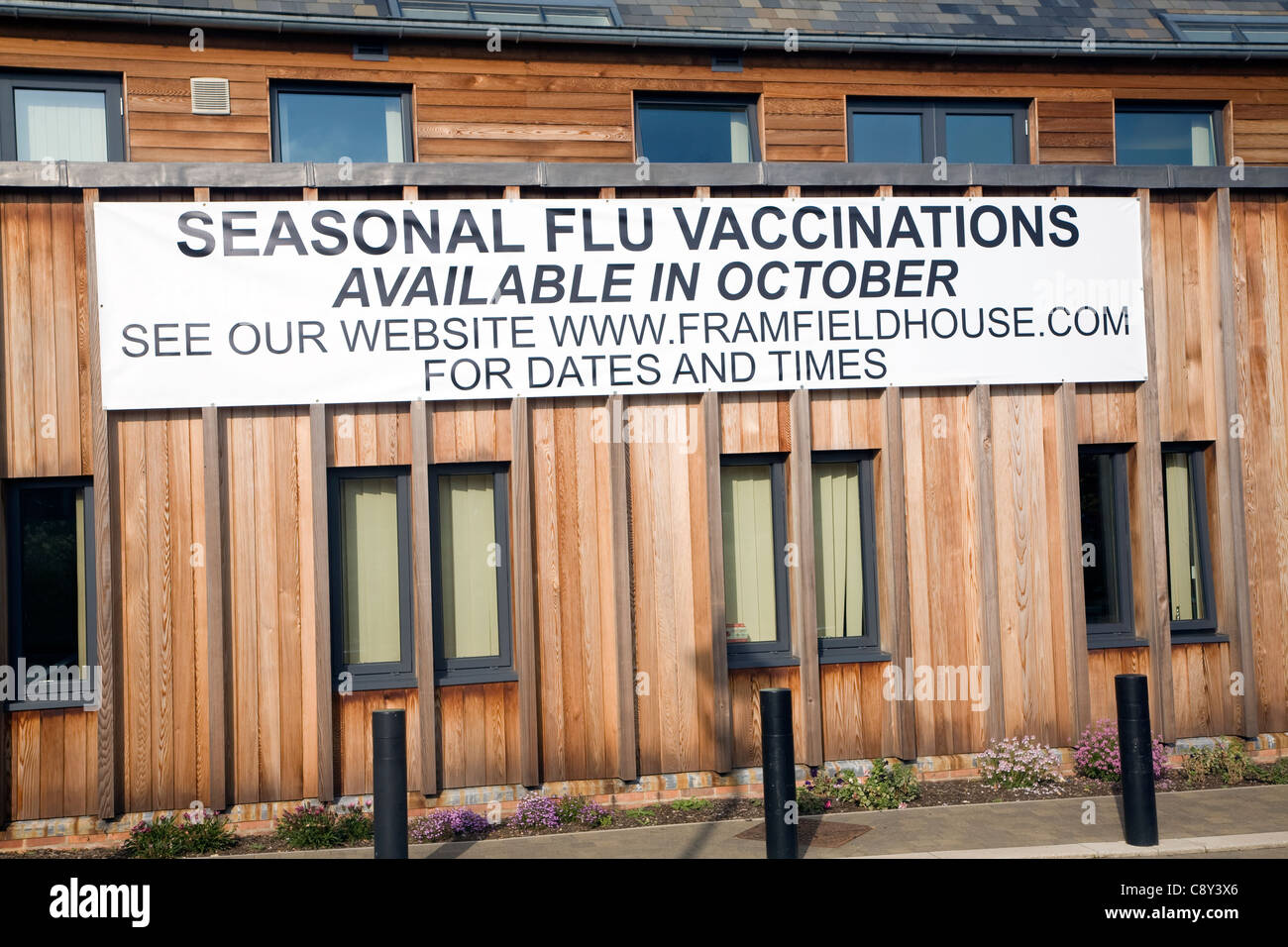 Firmar en el centro de salud para la vacunación contra la gripe estacional Foto de stock