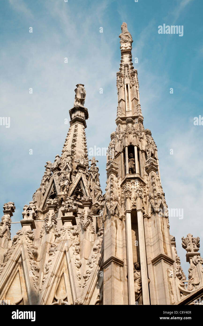 Milán - Torres de estilo gótico de la Catedral de techo Foto de stock