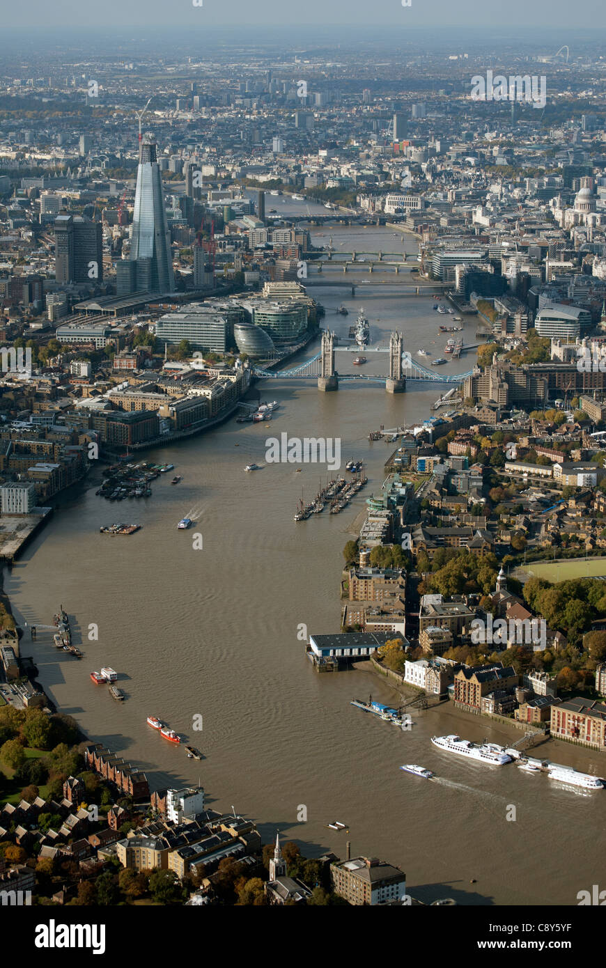 El río Támesis con el Tower Bridge de Londres Inglaterra desde el aire. Foto de stock
