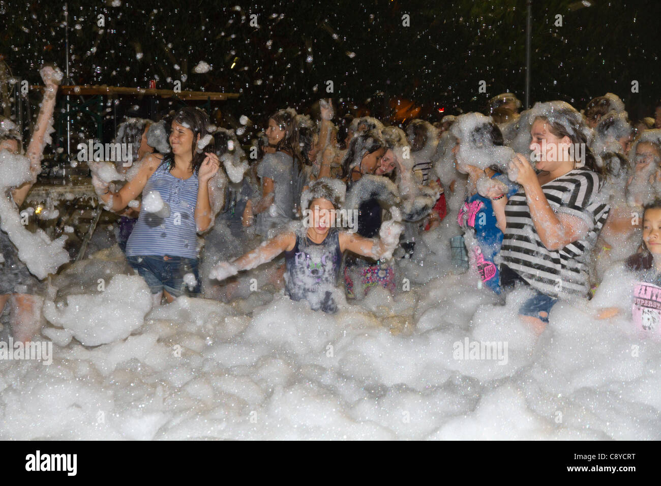 Jóvenes empapados en burbujas fiesta de la espuma en Mallorca Baleares  España Fotografía de stock - Alamy