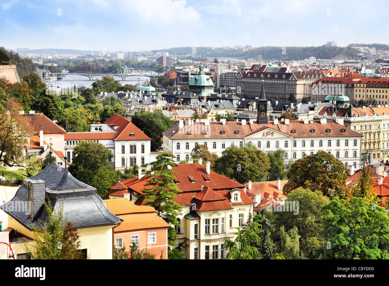 El río Vltava y el paisaje urbano de la ciudad de Praga, República Cheche Foto de stock