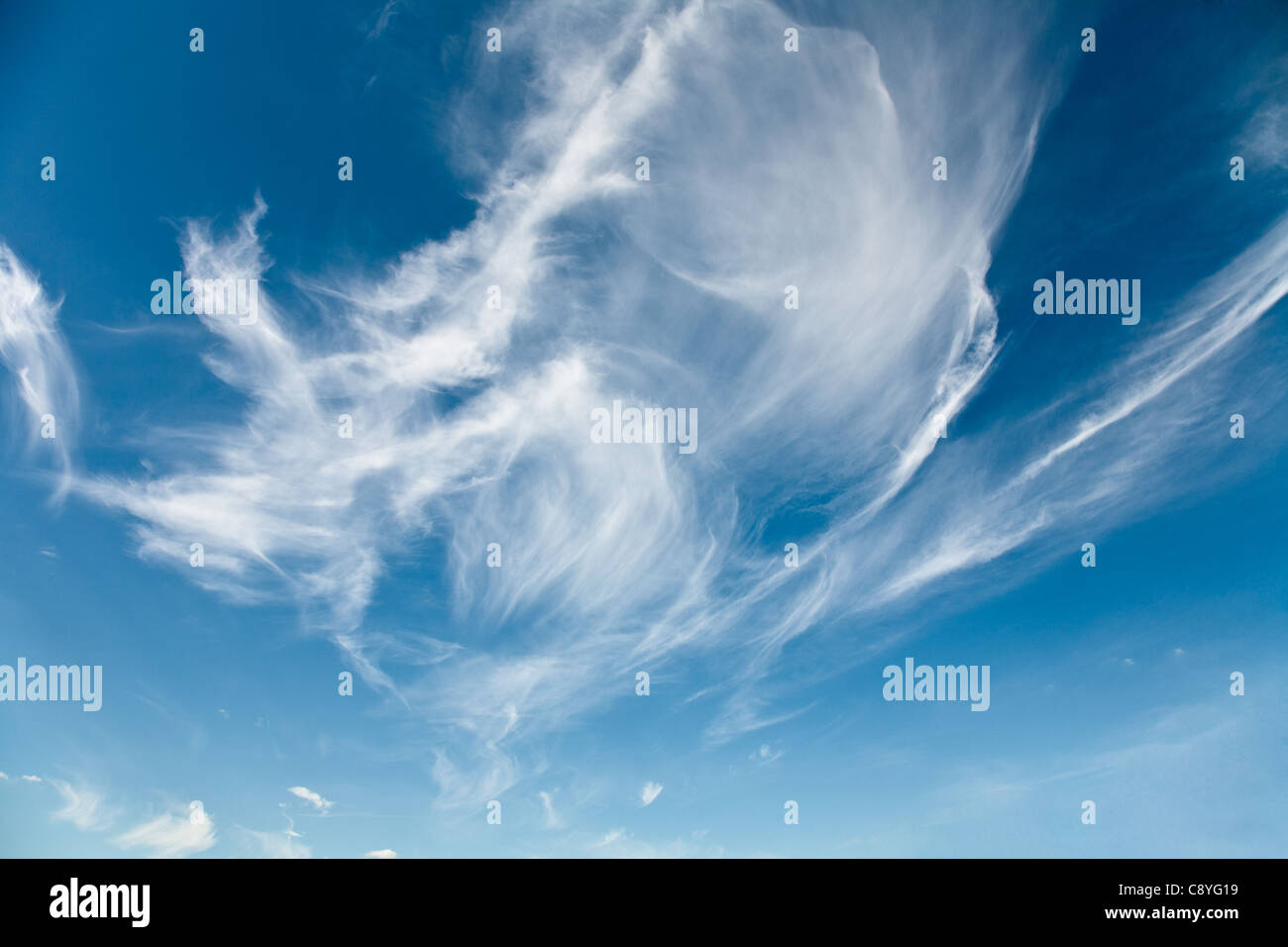 Extraordinaria nube en un cielo azul. Foto de stock