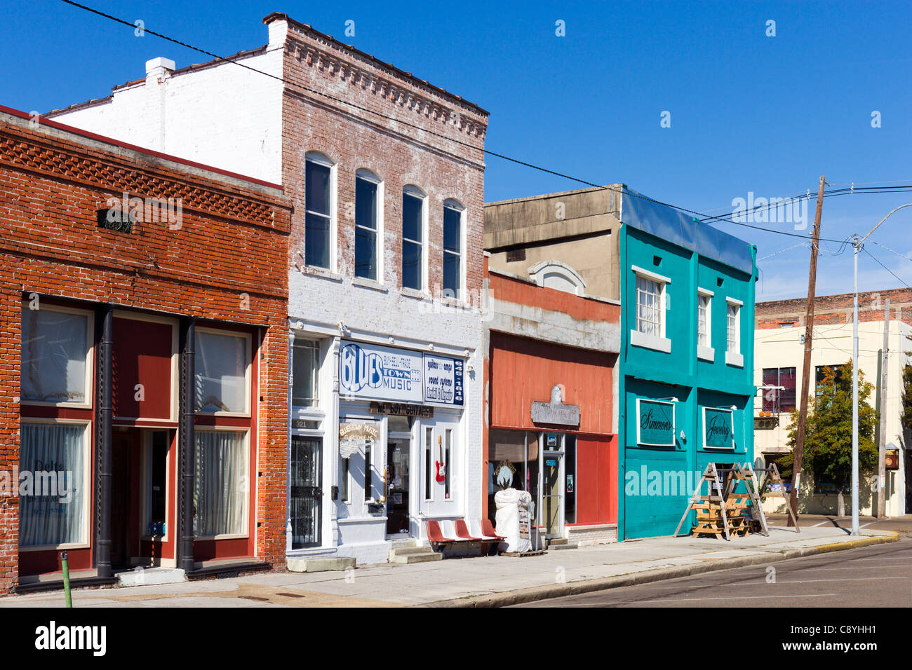 Tiendas en el distrito histórico, Delta Avenue, Clarksdale, Mississippi, EE.UU. Foto de stock