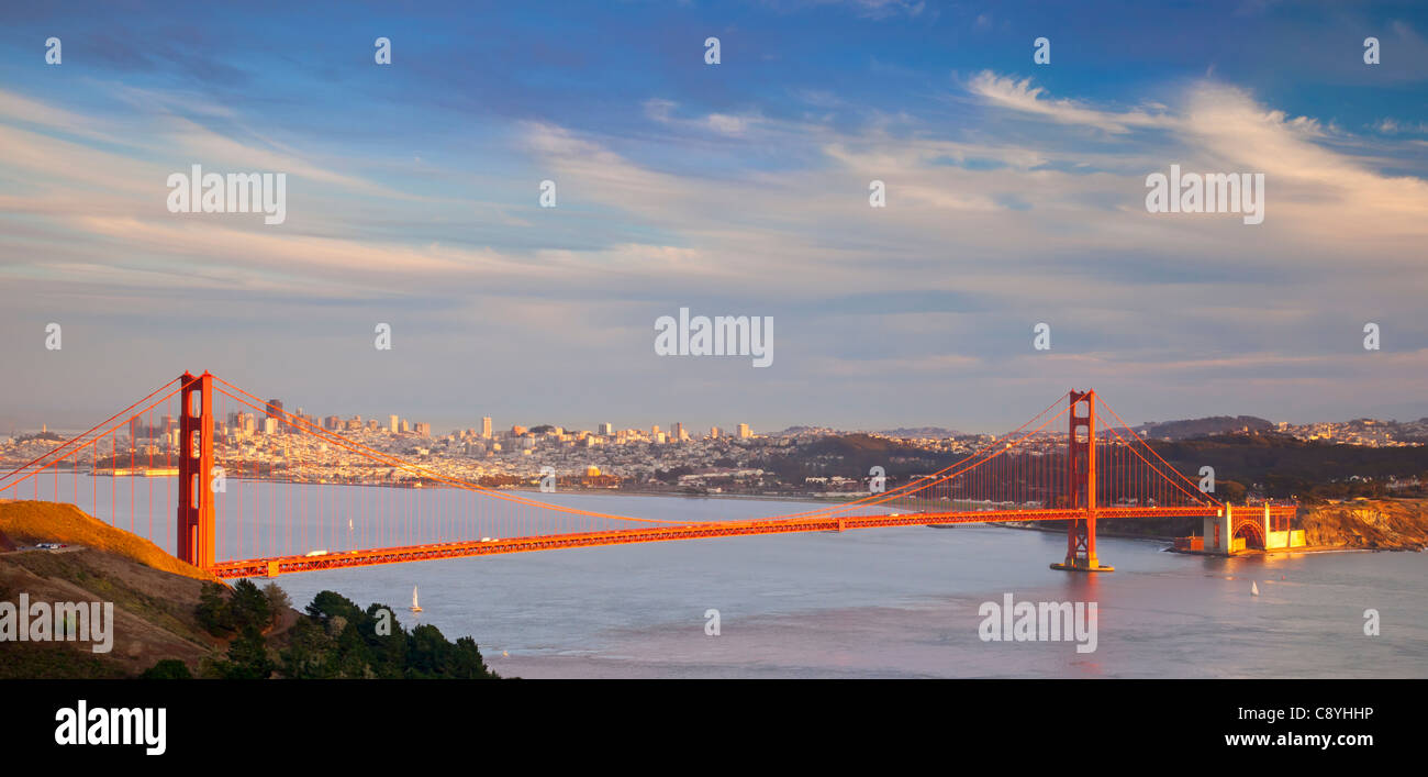 Los últimos rayos de sol iluminan el puente Golden Gate, San Francisco, California, EE.UU. Foto de stock