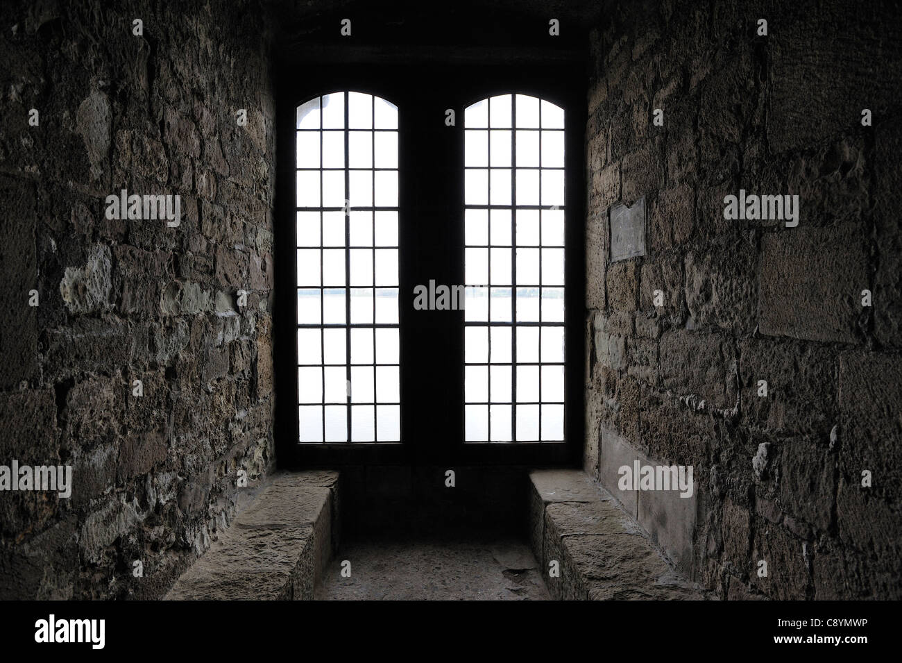 Una habitación con asientos de piedra y medieval castillo de Caernarfon windows gwynedd North Wales uk Foto de stock