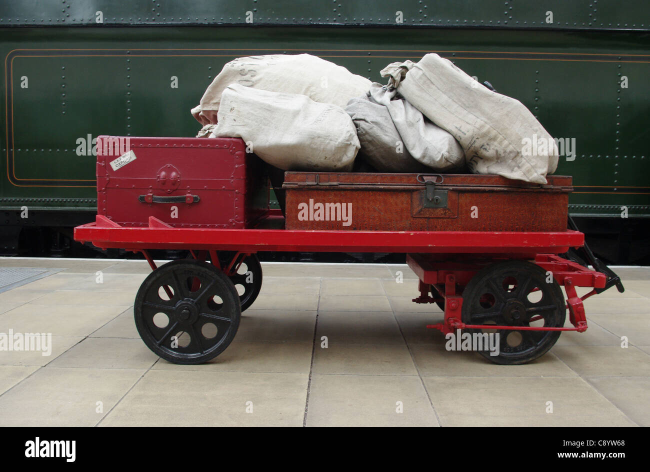 Vintage carrito de equipaje, completa con viejas maletas y sacos de correo,  en la estación de Quainton, REINO UNIDO Fotografía de stock - Alamy