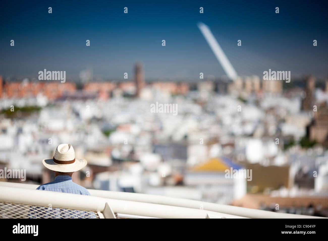 Visitante mirando a la ciudad de Sevilla (España) desde la parte superior del edificio Metropol Parasol Foto de stock