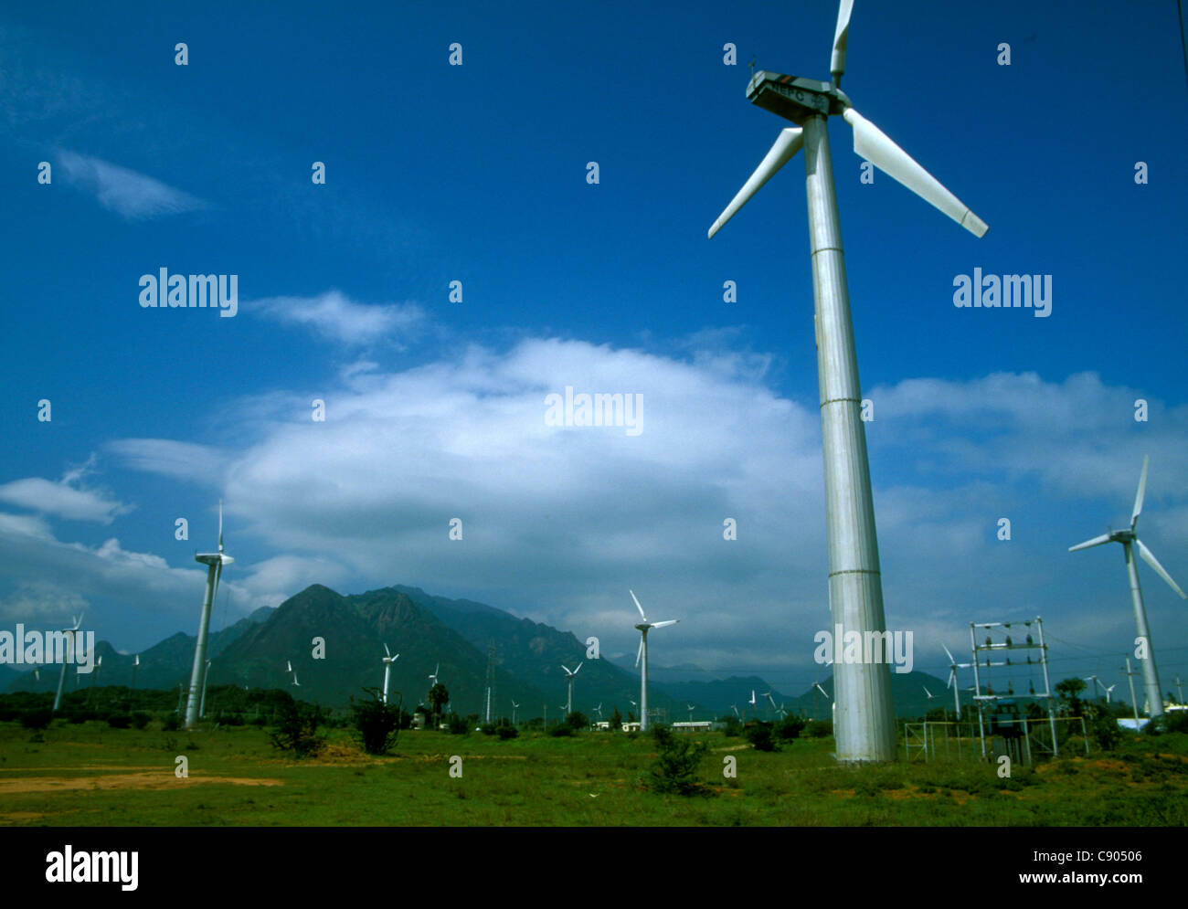 Las turbinas eólicas generadoras de energía natural en India Foto de stock
