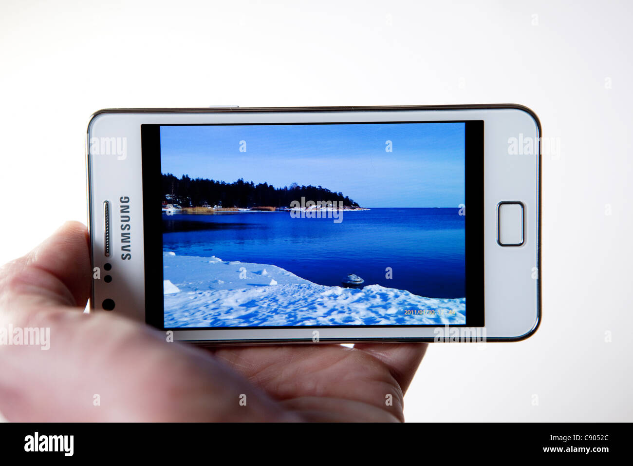 Visualización de imágenes en su Samsung Galaxy S II I9100 Smartphone Foto de stock