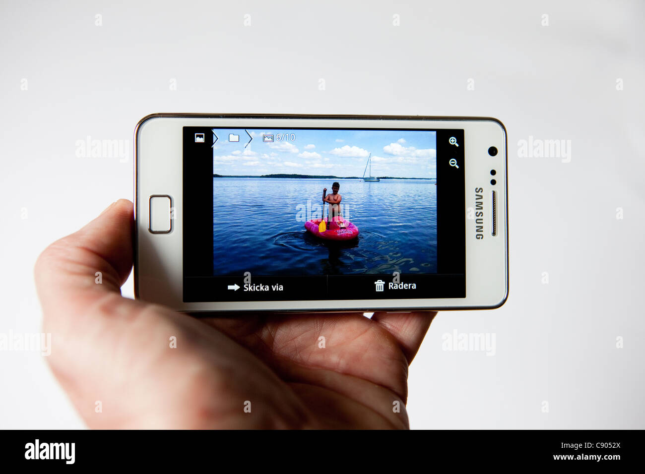 Visualización de imágenes en su Samsung Galaxy S II I9100 Smartphone Foto de stock