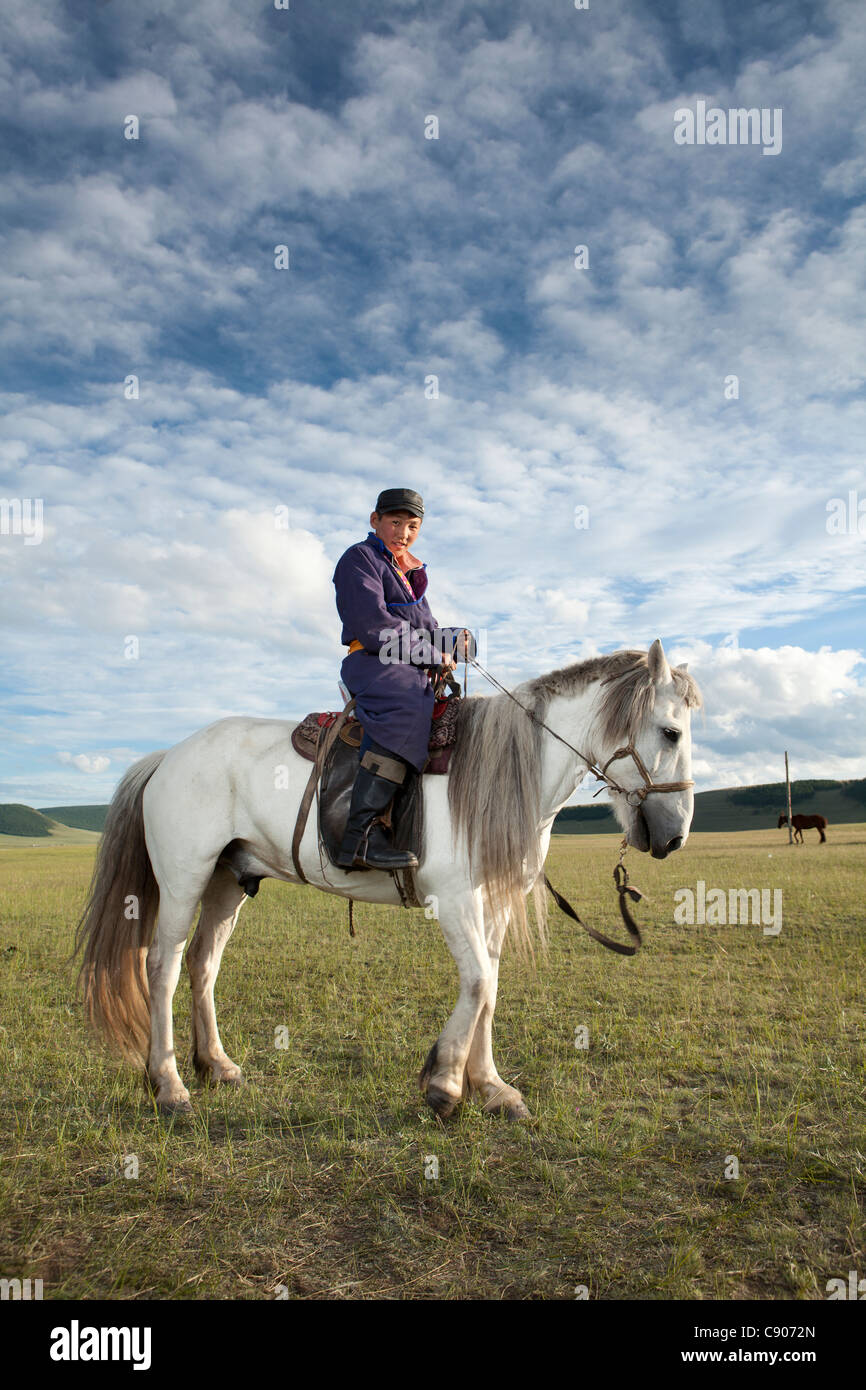 Hombre de caballos mongoles ride white horse en el Festival de Naadam, Foto de stock