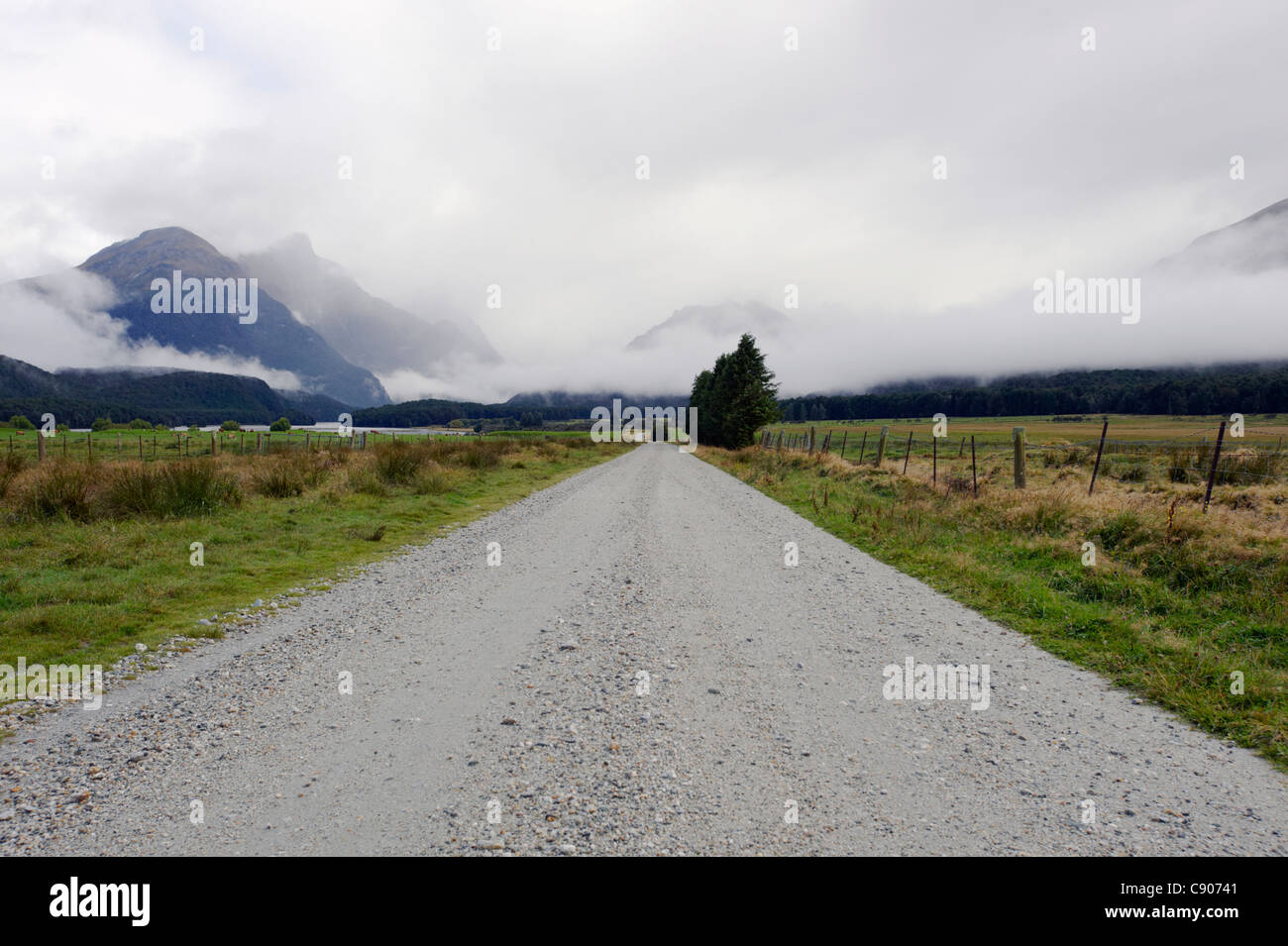 Trackway y paisajes de montaña, película ubicación de Isengard en el Señor de los anillos, El Paraíso, Otago, Isla del Sur, Nueva Zelanda Foto de stock