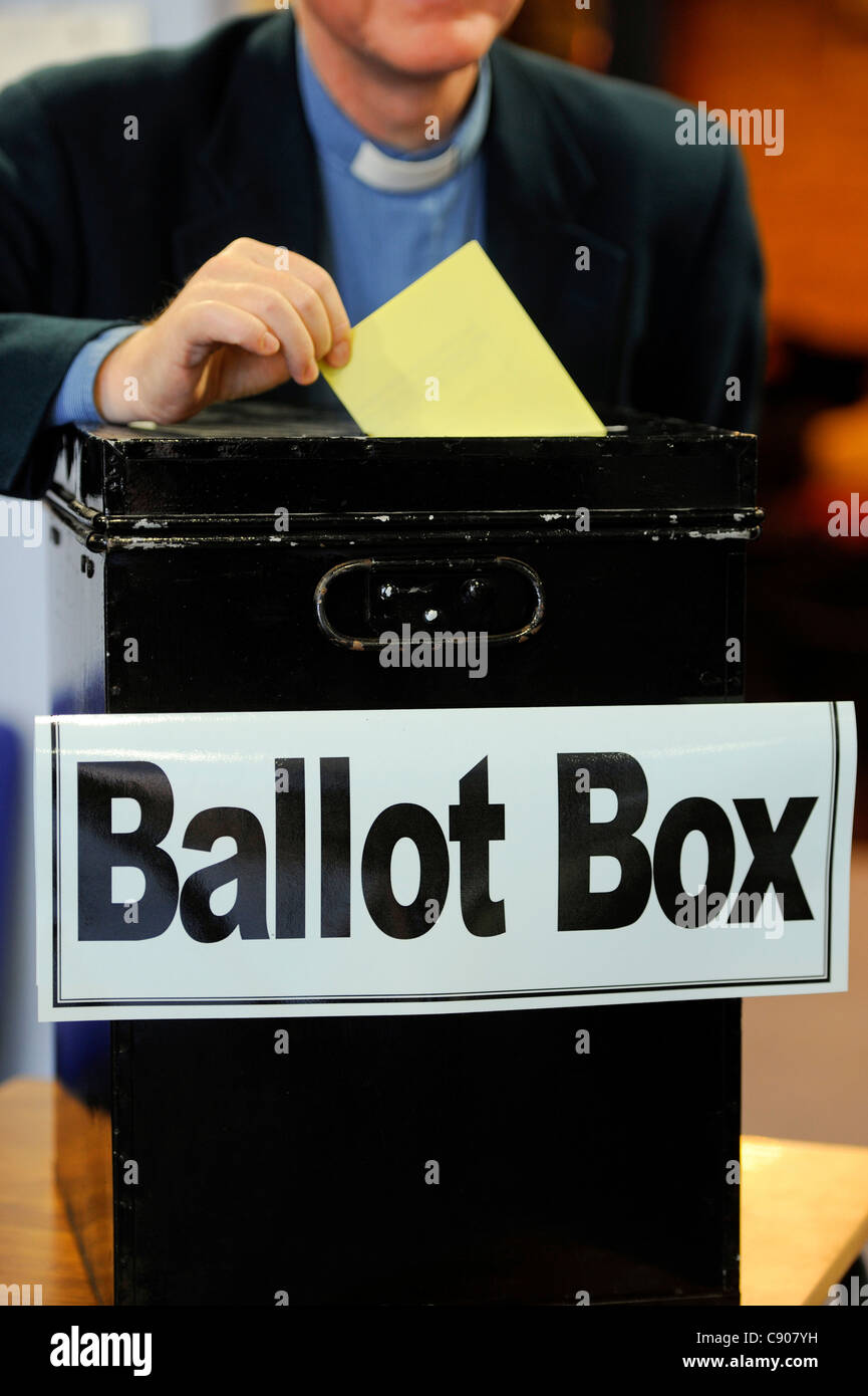 El Sínodo diocesano de votar sobre la decisión de permitir a las mujeres a ser Obispos. Foto de stock