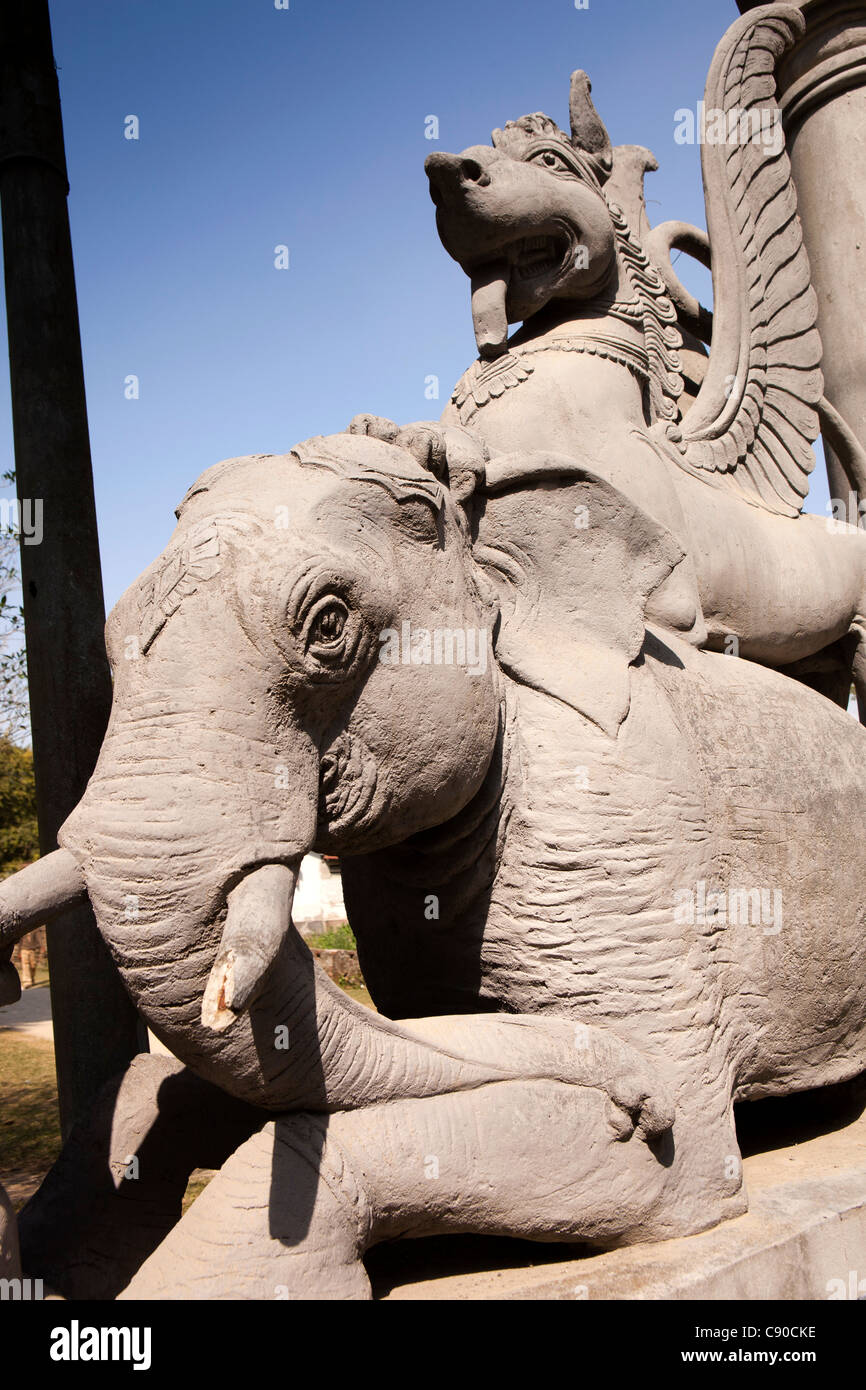 La India, Assam, Isla Majuli, Garamur village, el elefante y el caballo alado Tarkshya escultura fuera satra monasterio Foto de stock