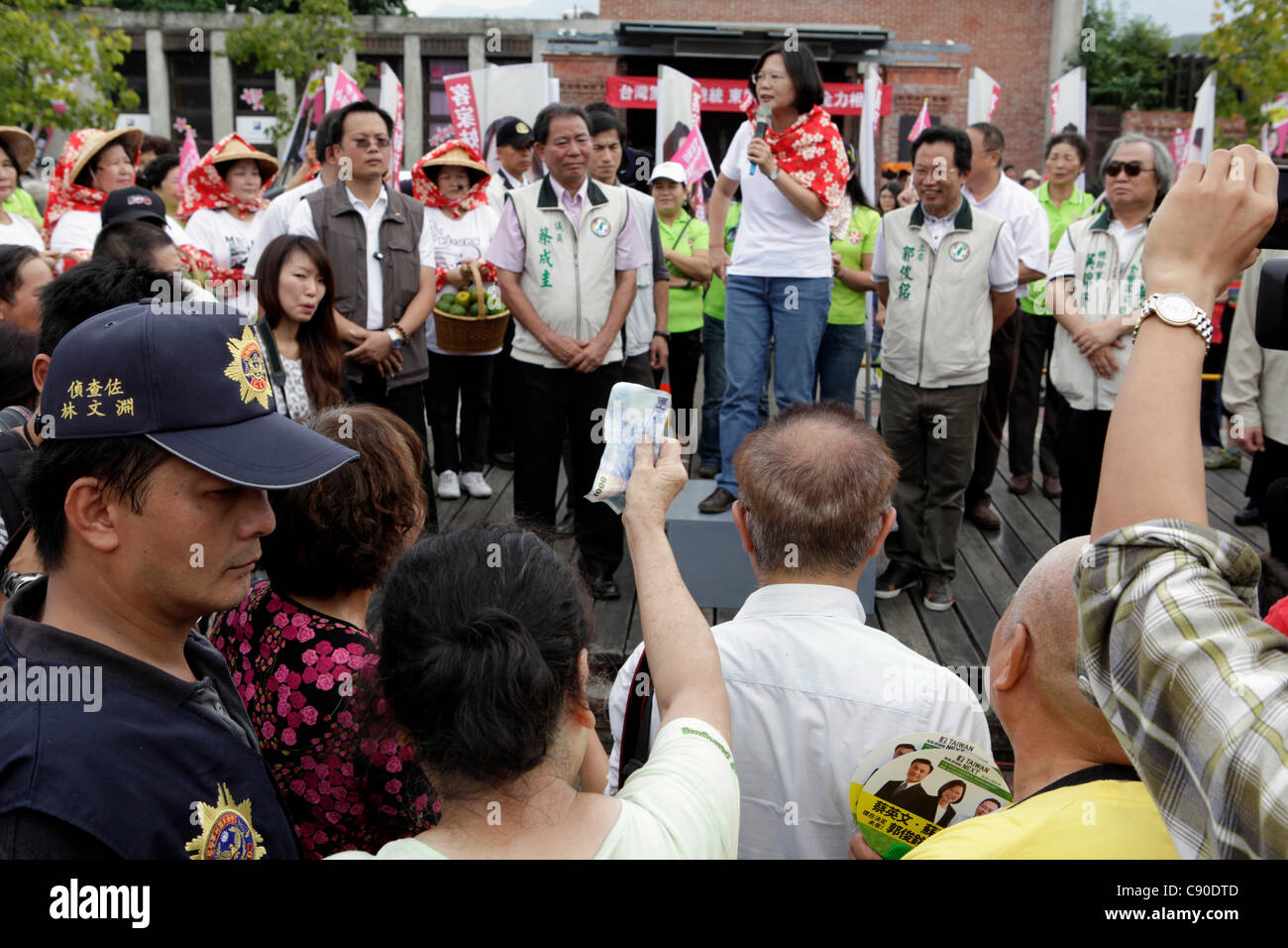 Un partidario quiere donar dinero para Tsai Ing-wen (oriente), el candidato presidencial del DPP, mientras Tsai hablando con simpatizantes durante un mitin de campaña, en Taichung, Taiwán, el lunes, 07 de noviembre de 2011. Taiwán tendrá elecciones presidenciales y legislativas el 14 de enero de 2012. Foto de stock