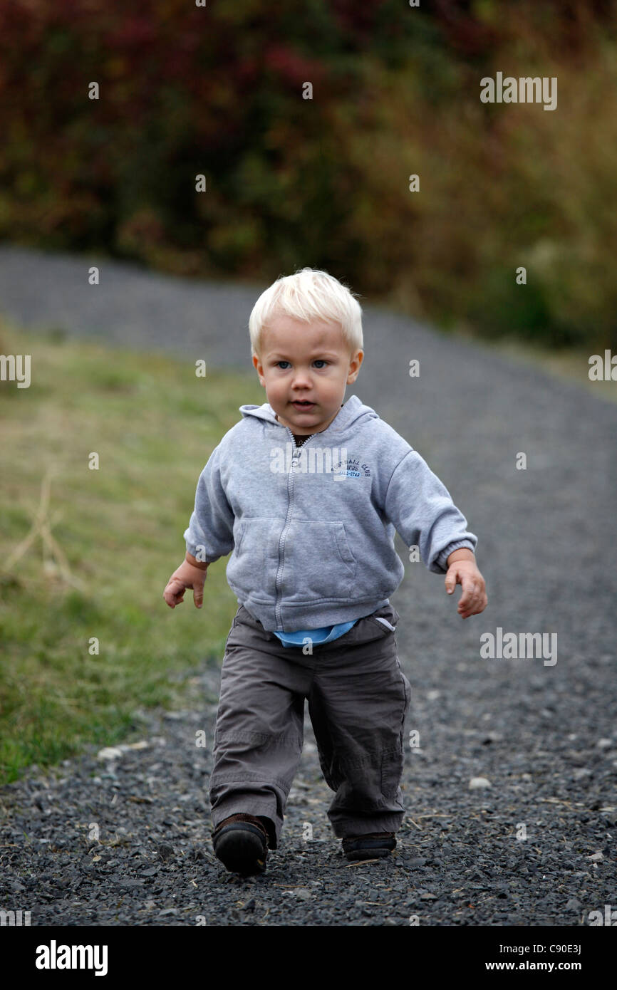 Niño de 18 meses fotografías e imágenes de alta resolución - Alamy