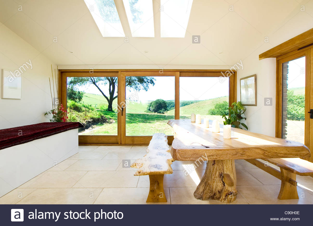 Bancos de madera natural y mesa de comedor moderno Foto & Imagen De ... Bancos de madera natural y mesa de comedor moderno Foto & Imagen De ...