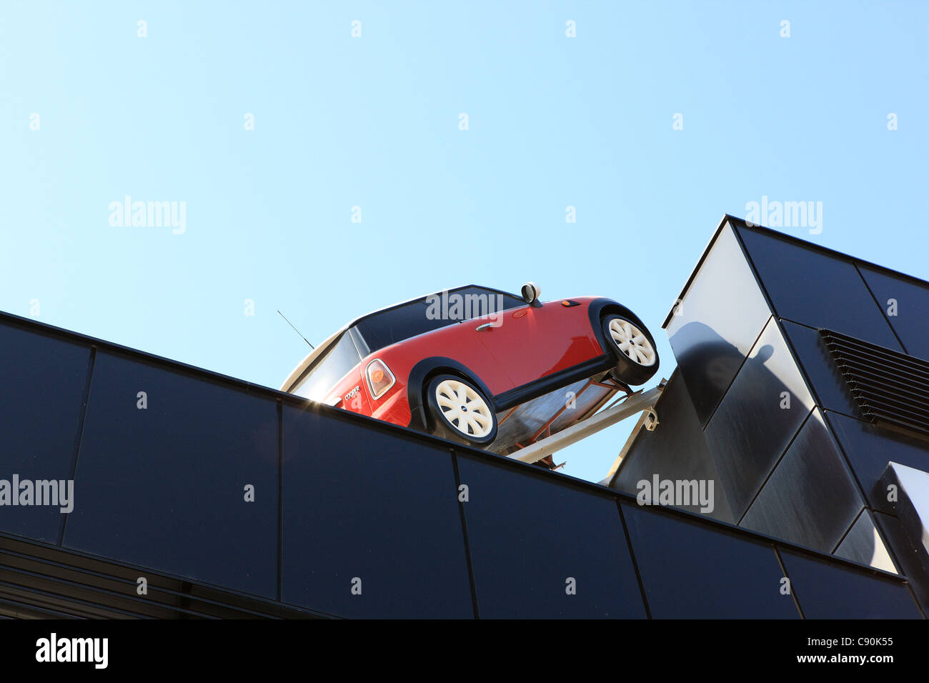 Mini en el tejado de un concesionario de coches en Atenas Grecia Foto de stock
