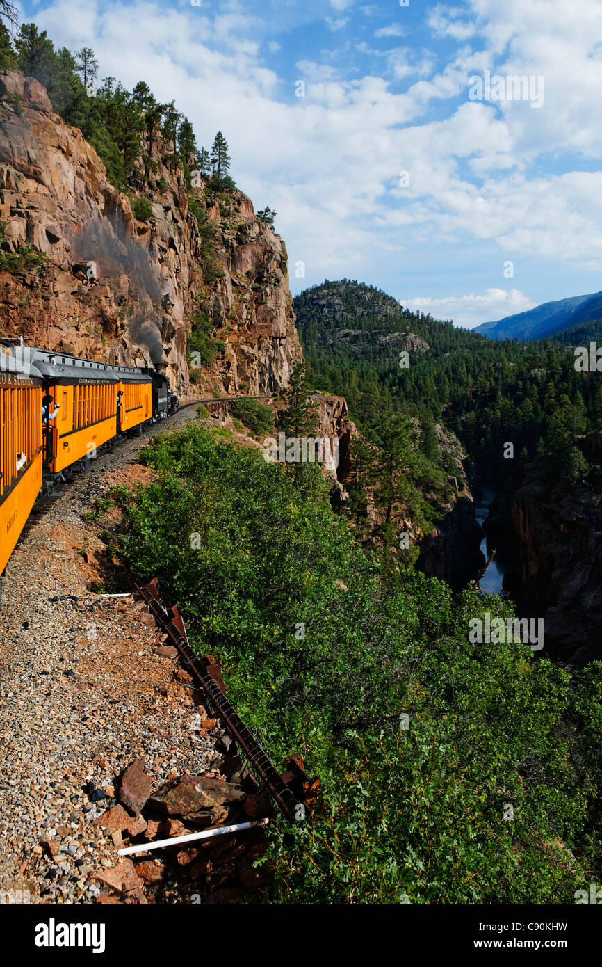 Ferrocarril de vía angosta Durango-Silverton y Río Animas, el municipio de La Plata, Colorado, Estados Unidos, América del Norte, América Foto de stock