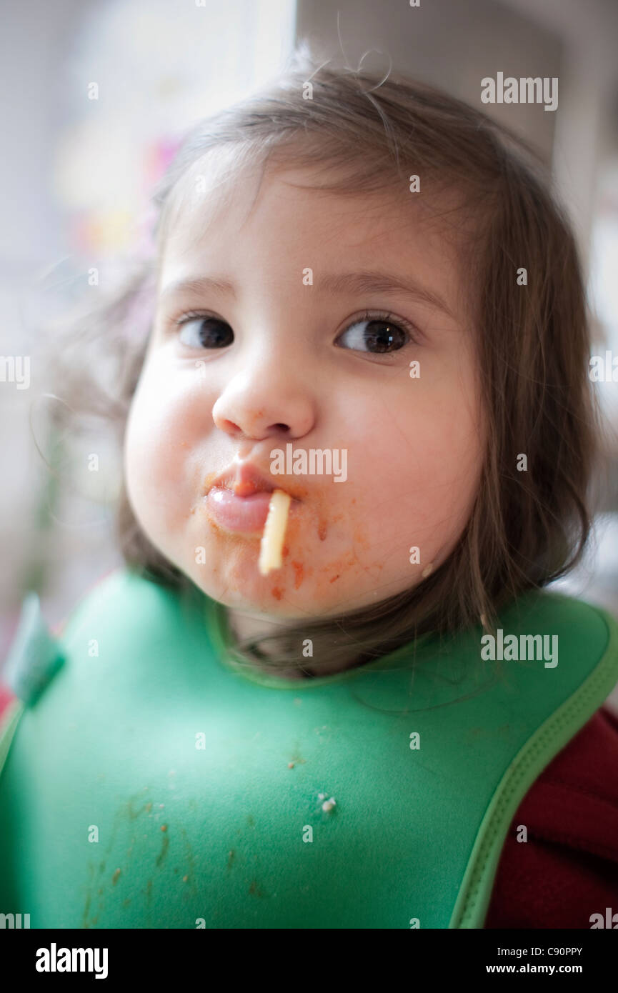 Niño comiendo espaguetis Foto de stock