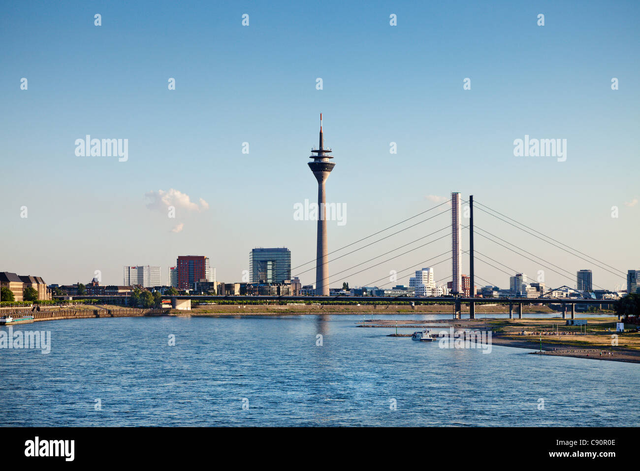 Río Rhein y Media Harbour, Dusseldorf, Dusseldorf, Renania del Norte-Westfalia, Alemania, Europa Foto de stock