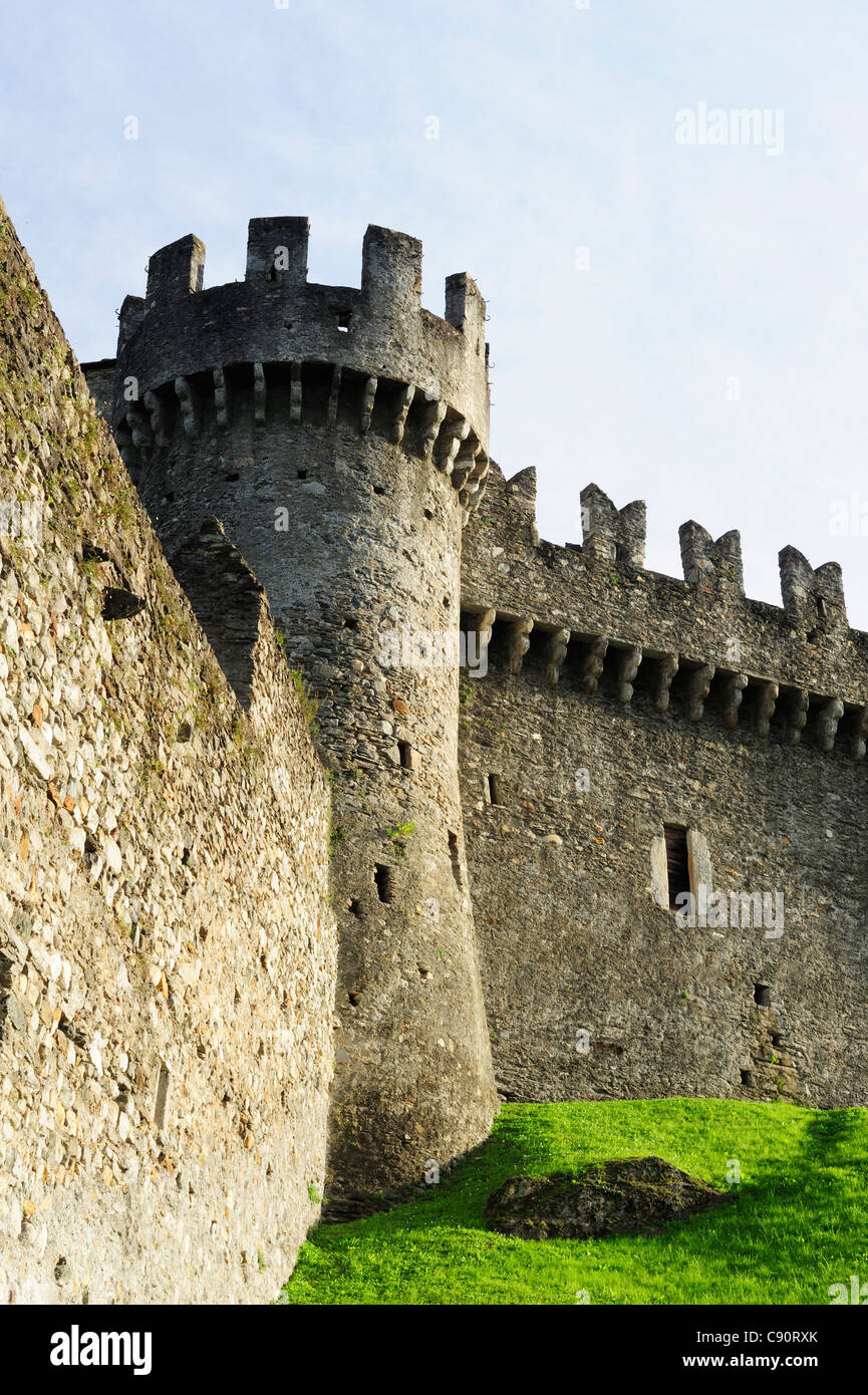 Torre de defensa con almena y la muralla del castillo, el castillo de Montebello, Bellinzona, Sitio del Patrimonio Mundial de la UNESCO Bellinzona, Tesino, swi Foto de stock