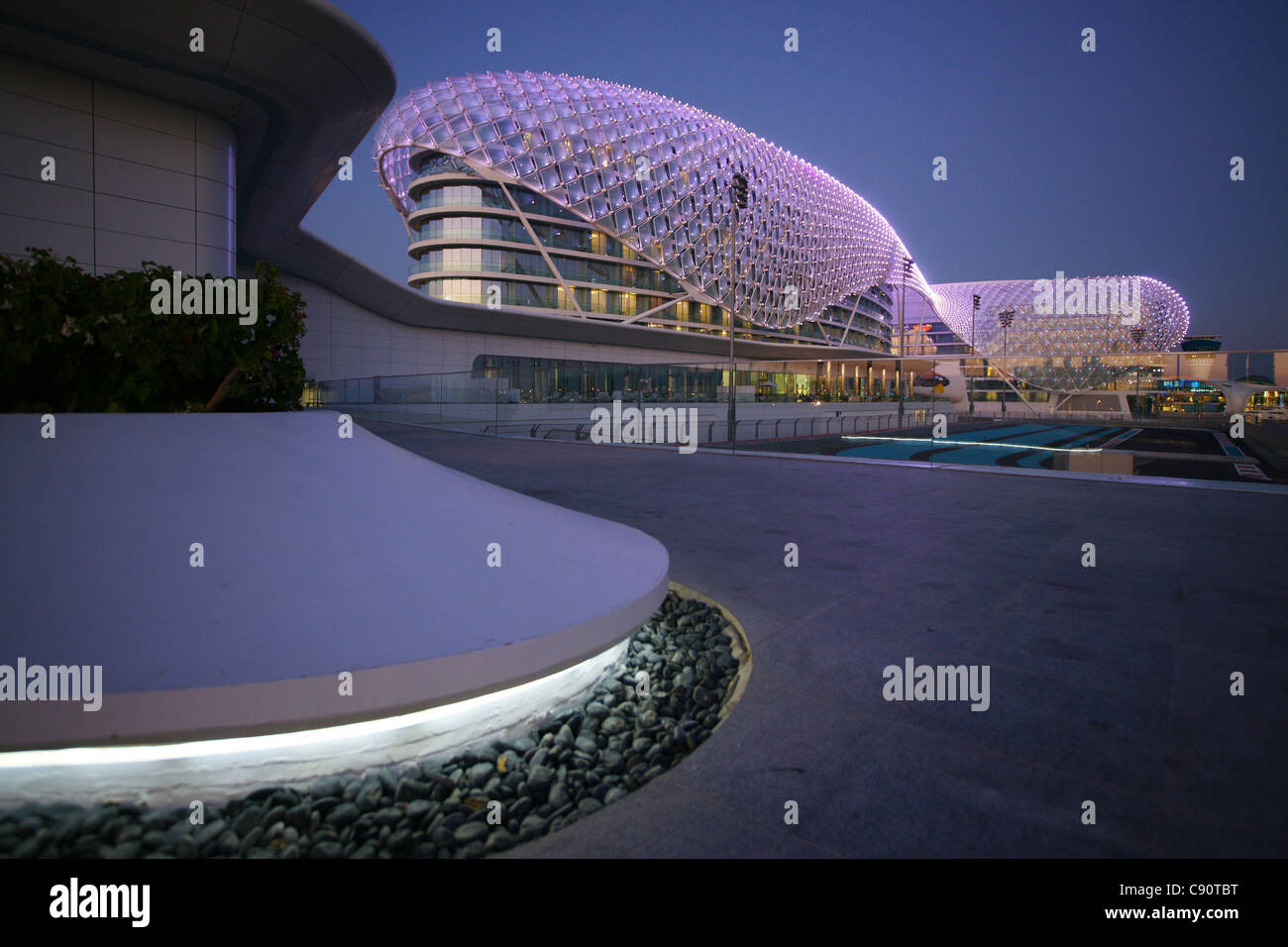 El Yas Hotel, un hotel construido a través de la F1, el Circuito Yas Marina Yas Island, Abu Dhabi, Emiratos Árabes Unidos, EAU Foto de stock