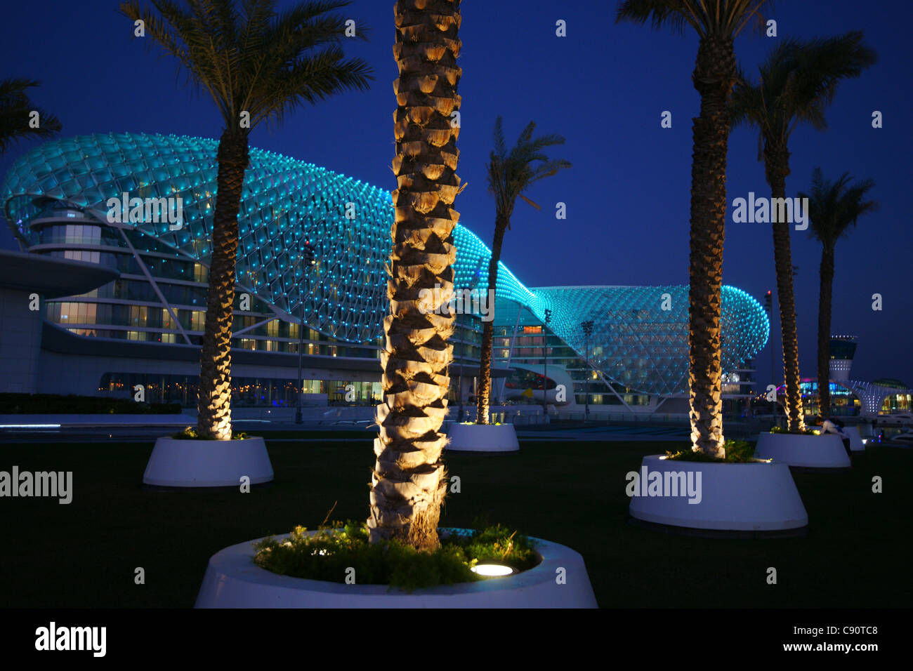 El Yas Hotel, un hotel construido a través de la F1, el Circuito Yas Marina Yas Island, Abu Dhabi, Emiratos Árabes Unidos, EAU Foto de stock