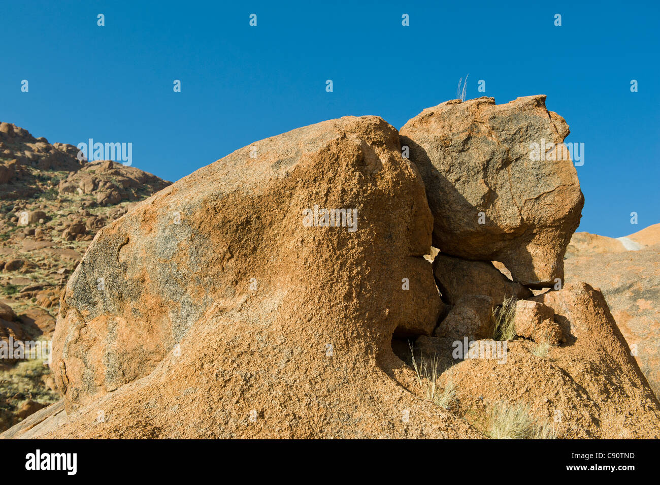Formación rocosa que parece una granja Koiimasis baer en tiras montañas Namibia Foto de stock