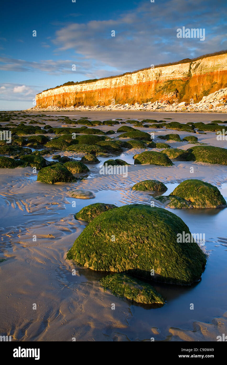 Los acantilados de la costa de Norfolk, cerca de Hunstanton son un sitio de gran interés geológico, con dramáticos contrastes de color Foto de stock