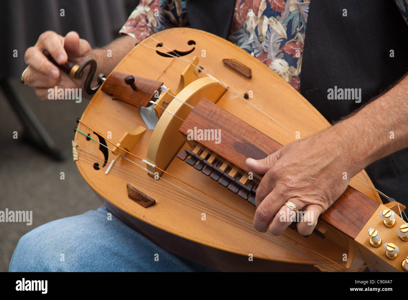 Hurdy gurdy instrument fotografías e imágenes de alta resolución - Alamy