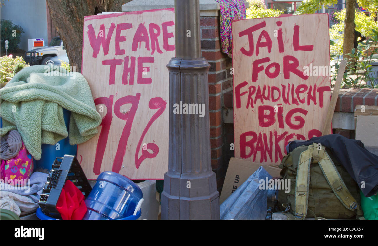 Un campamento de Occupy Wall Street con signos y materiales para acampar Foto de stock
