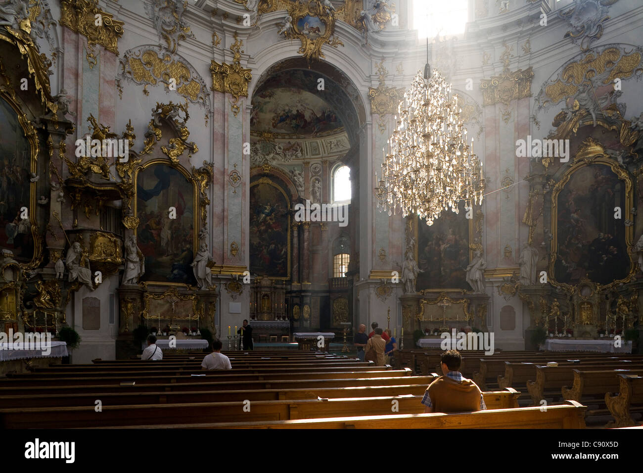 Lámpara de araña en el Minster, benedictina del monasterio de Ettal, Ettal, Baviera, Alemania, Europa Foto de stock