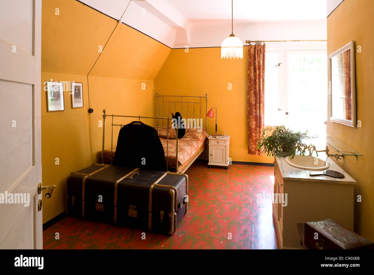Dormitorio en Gerhart-Hauptmann-Haus, Haus Seedorn, Kloster, isla de Hiddensee, Mecklemburgo-Pomerania Occidental, Alemania, Europa Foto de stock
