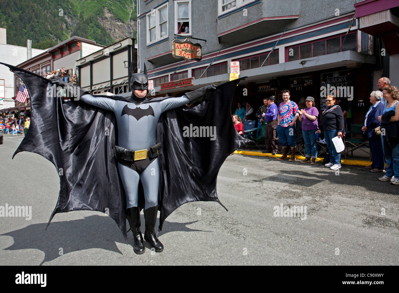 Hombre vestido con un disfraz de Batman. 4 de julio desfile. Juneau.  Alaska.  Fotografía de stock - Alamy