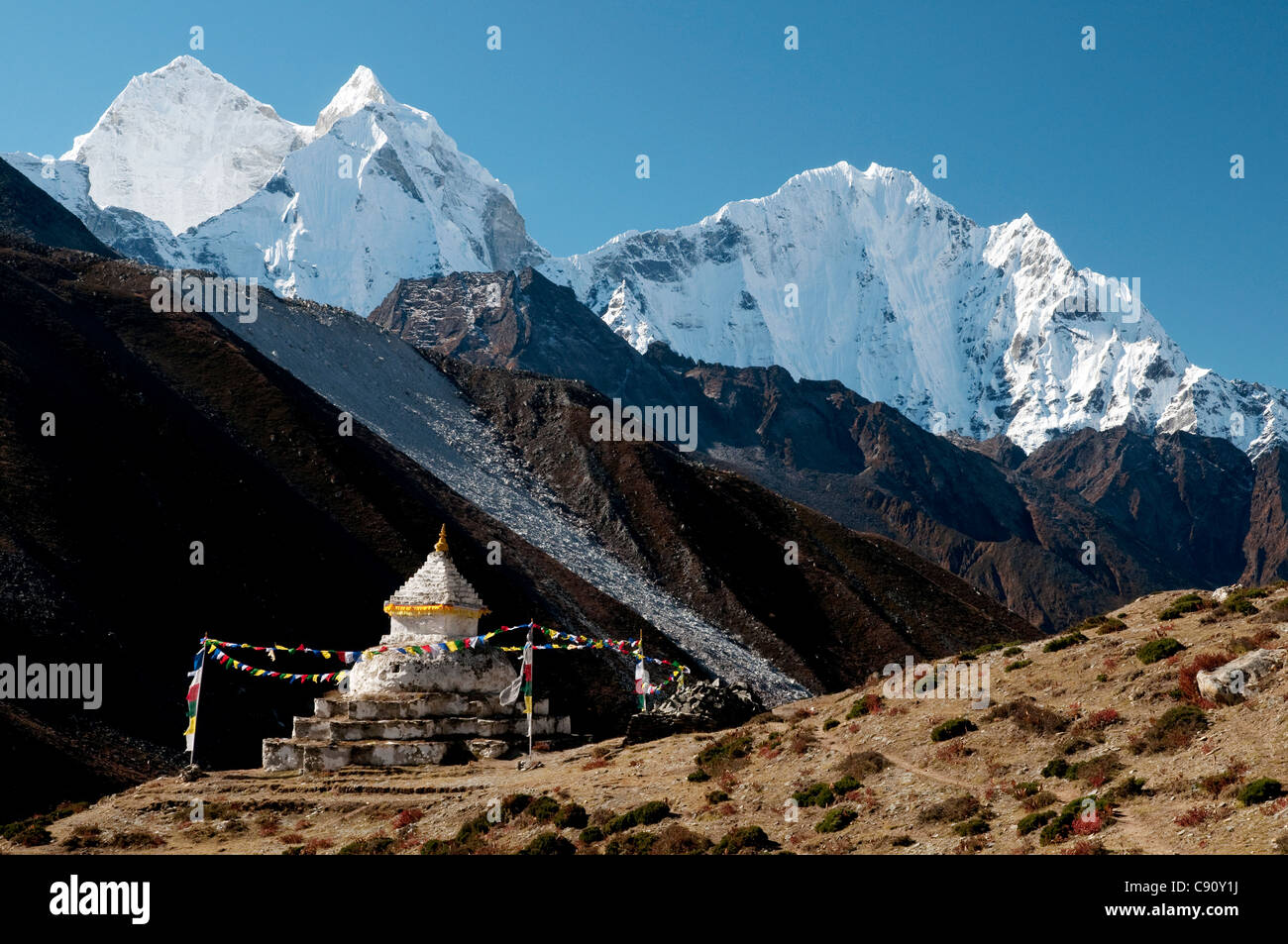 Thamserku y el pico de Kaing Taiga o Kangtega torre sobre la ruta hasta el campamento base del Everest en la región de Khumbu solucion. Foto de stock