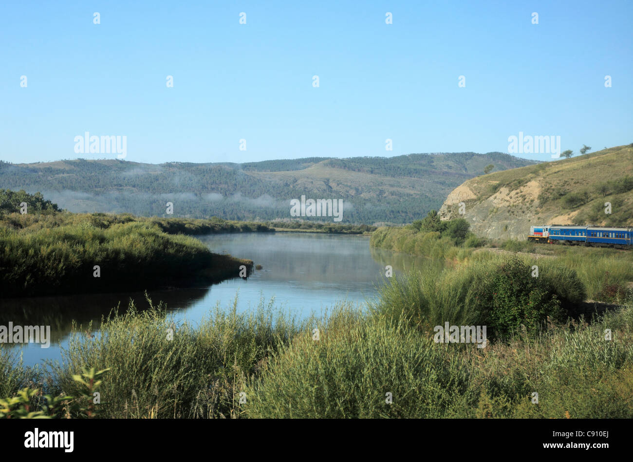 La ruta ferroviaria express trans siberiano bordea el lago Baikal, un gran lago de agua dulce y la zona de excepcional belleza natural y un Foto de stock
