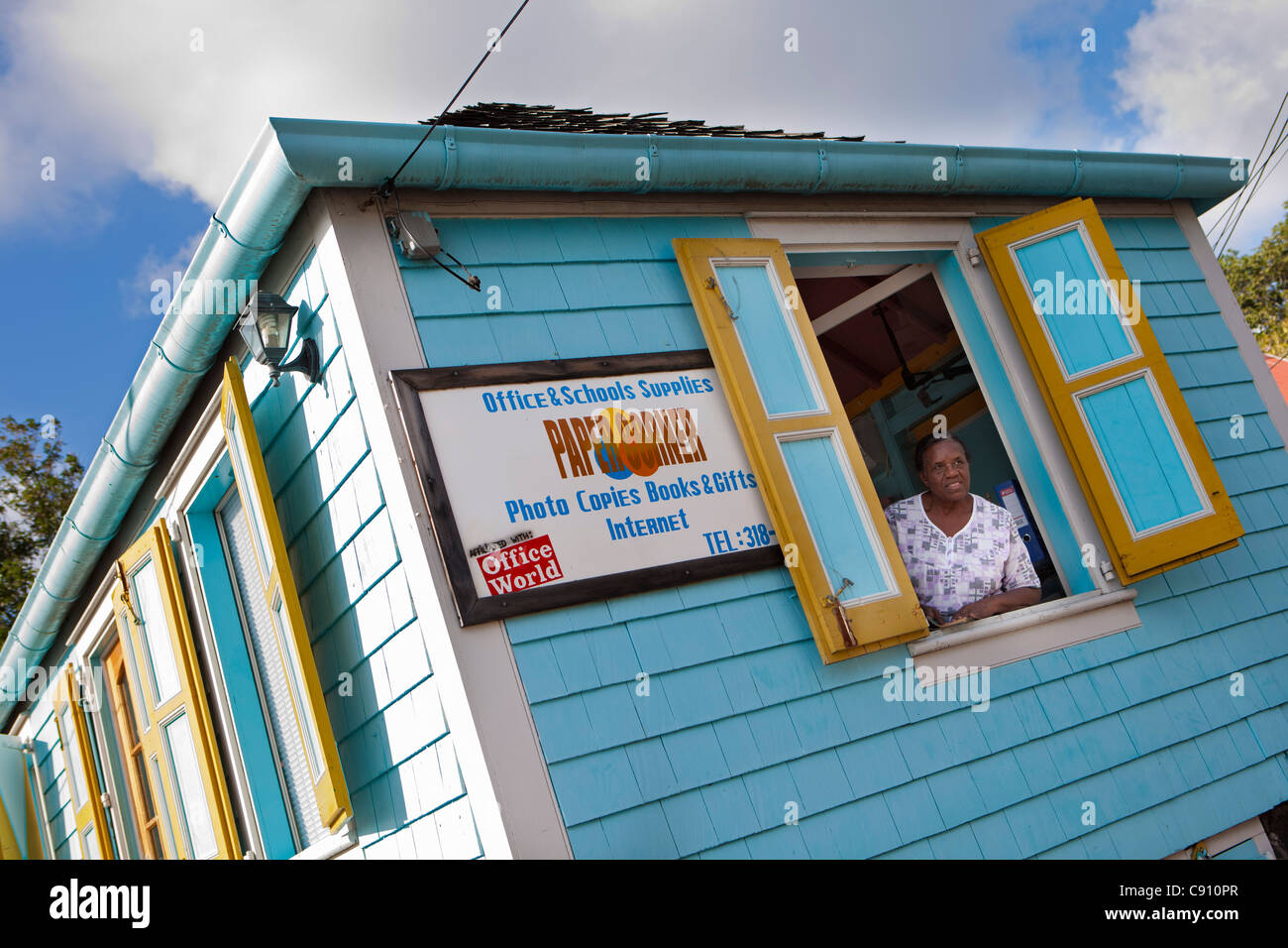 Los Países Bajos, Oranjestad, Sint Eustatius, isla del Caribe Holandés. Mujer mirando por la ventana de papelería. Foto de stock