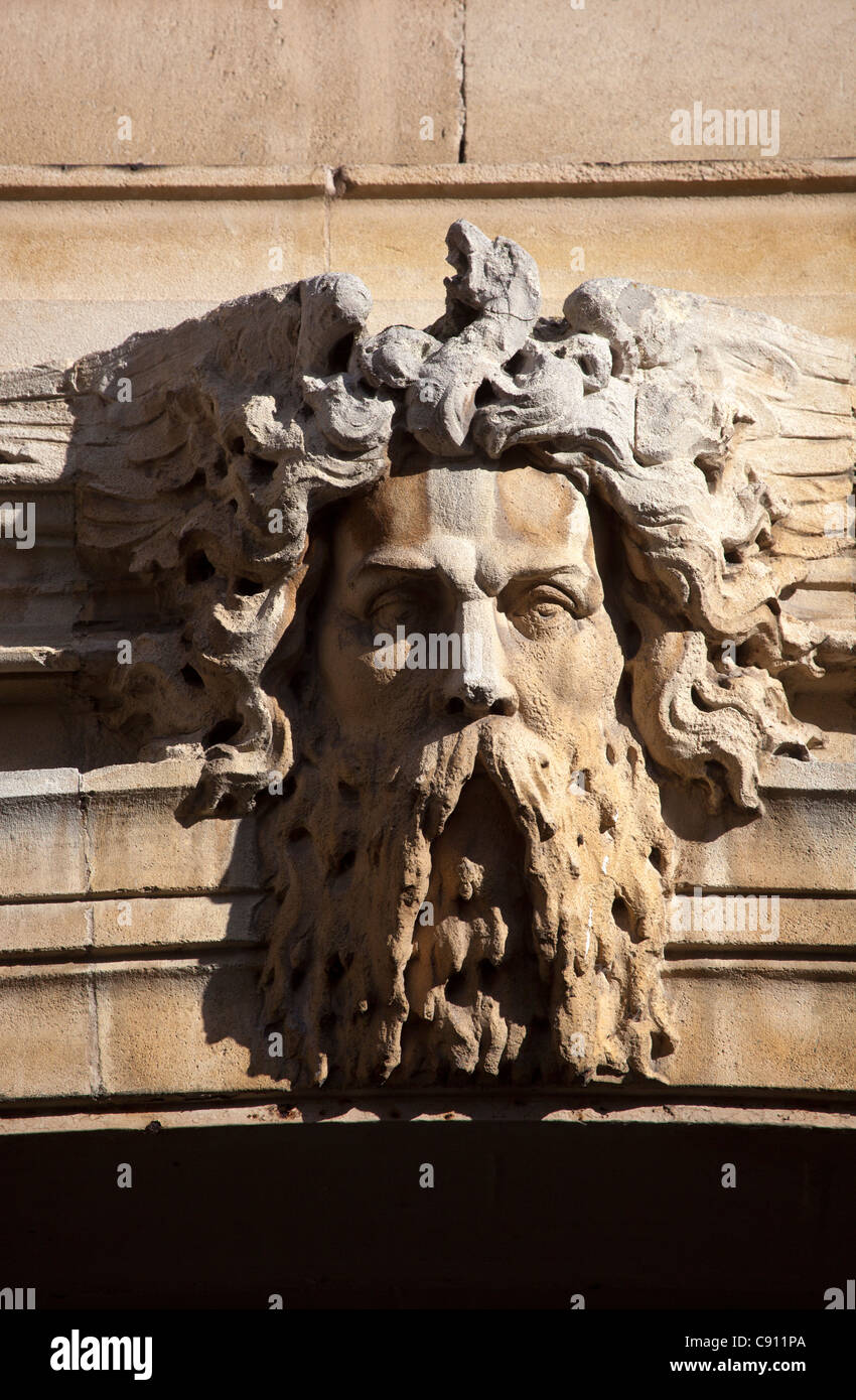 Rostro tallado en el arco de piedra en la calle York Bath Foto de stock