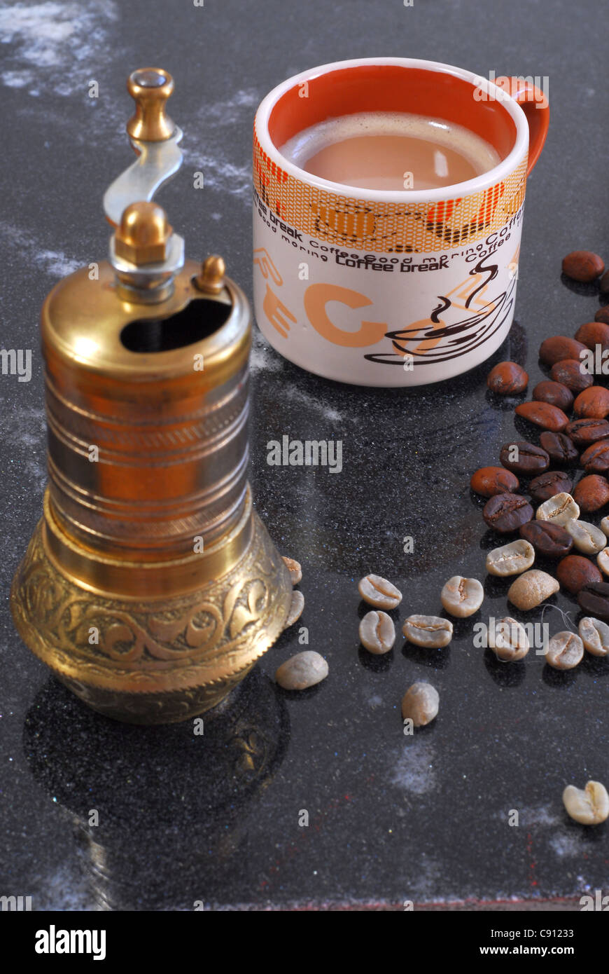 Molinillo de café de grano tostado y café Foto de stock