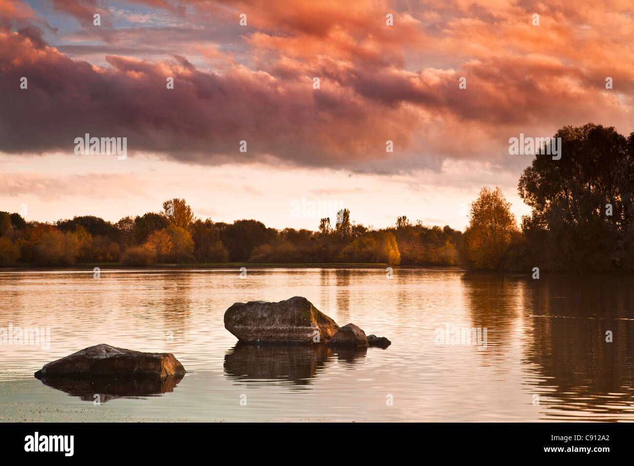 Un otoño atardecer sobre el lago, en el Colwick Country Park, Nottingham, Nottinghamshire, Inglaterra, Reino Unido. Foto de stock