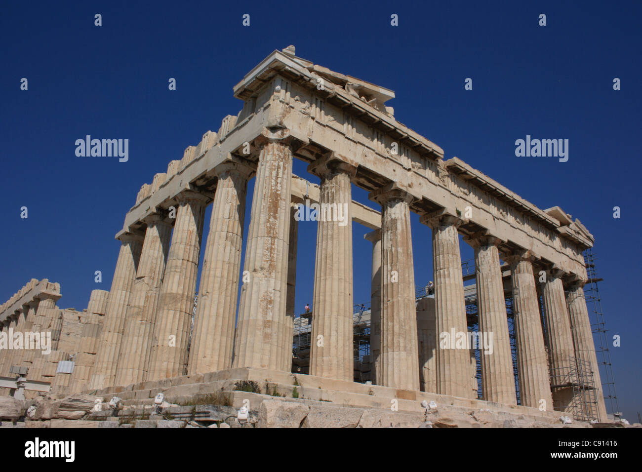 El Partenón es un templo en la Acrópolis ateniense dedicado a la diosa  griega Athena a quien el pueblo de Atenas Fotografía de stock - Alamy