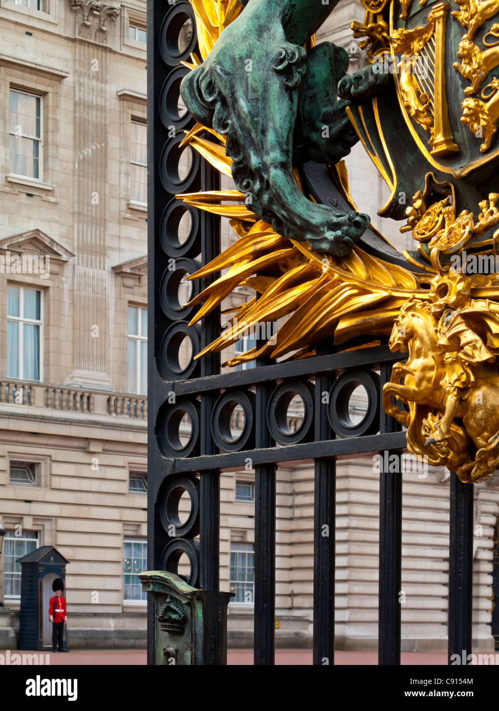 Detalle de las puertas en la parte delantera del Palacio de Buckingham Londres Inglaterra la principal residencia de la monarquía británica y la Familia Real Foto de stock