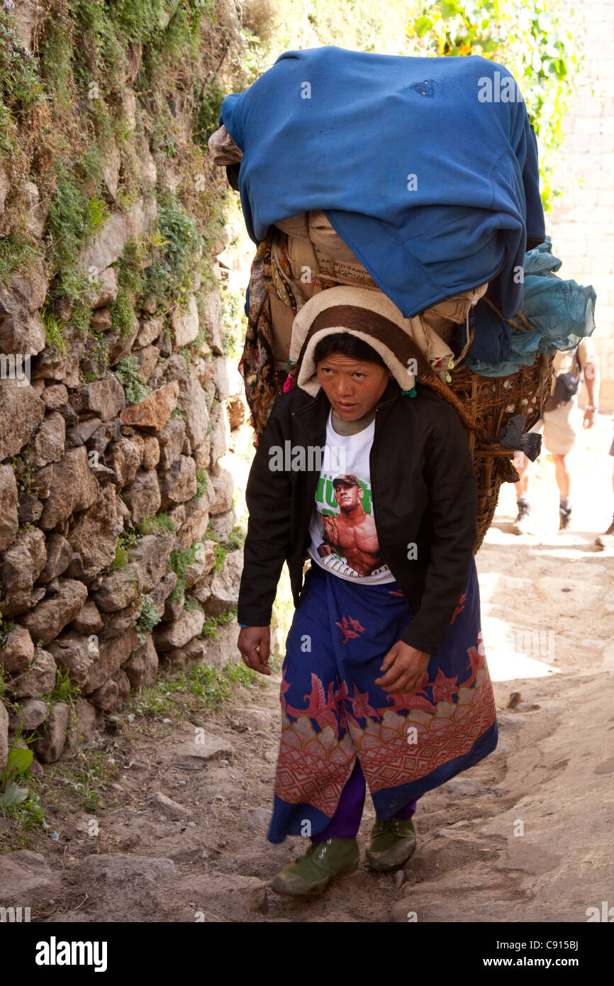 Mujer Sherpa porter transportando mercancías, el Parque Nacional de  Sagarmatha, Dhud Khosi Valle, Nepal Fotografía de stock - Alamy