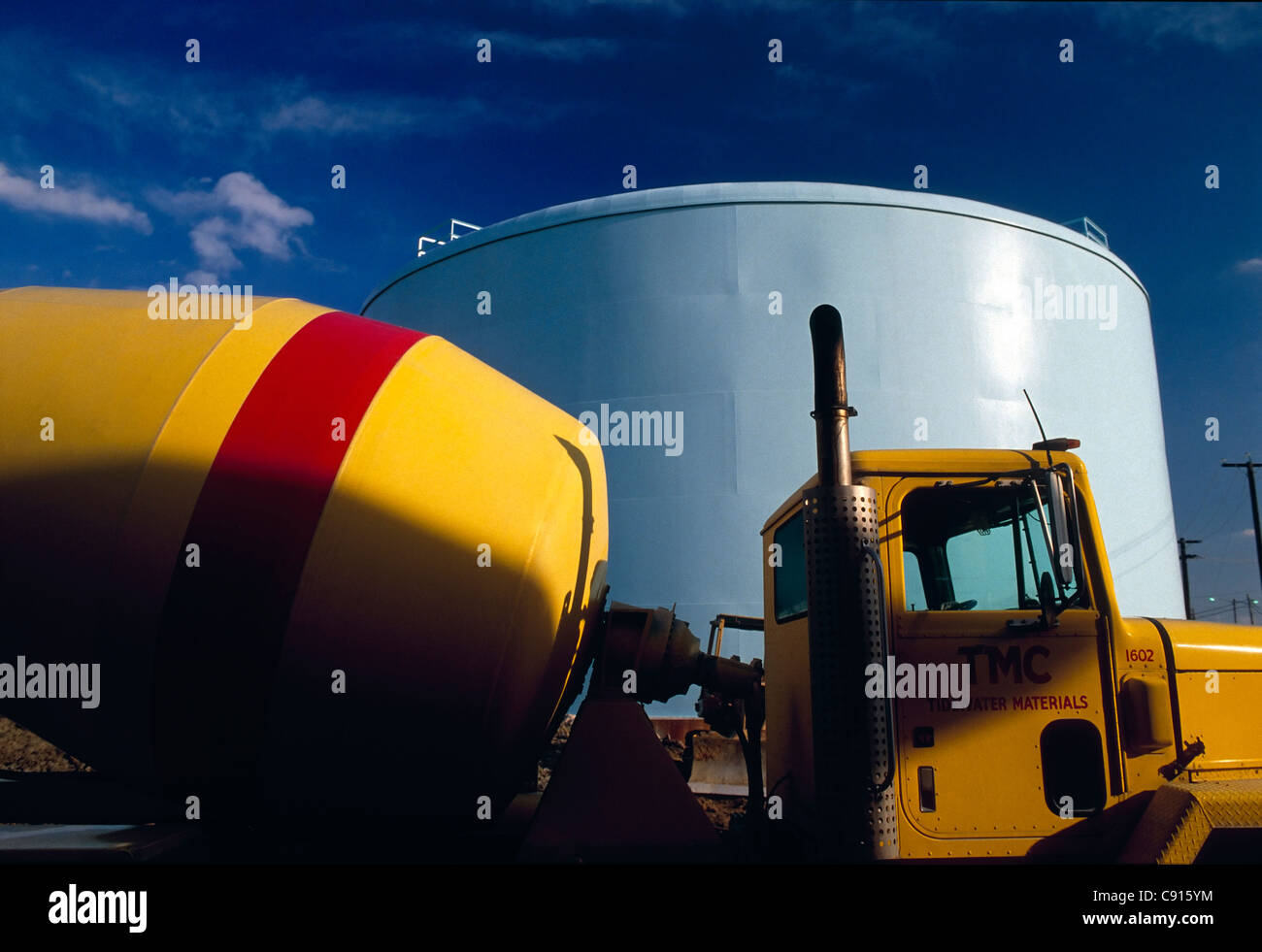 Amarillo camión de cemento en la construcción de una planta de tratamiento de agua, Hopewell, Virginia, EE.UU. Foto de stock