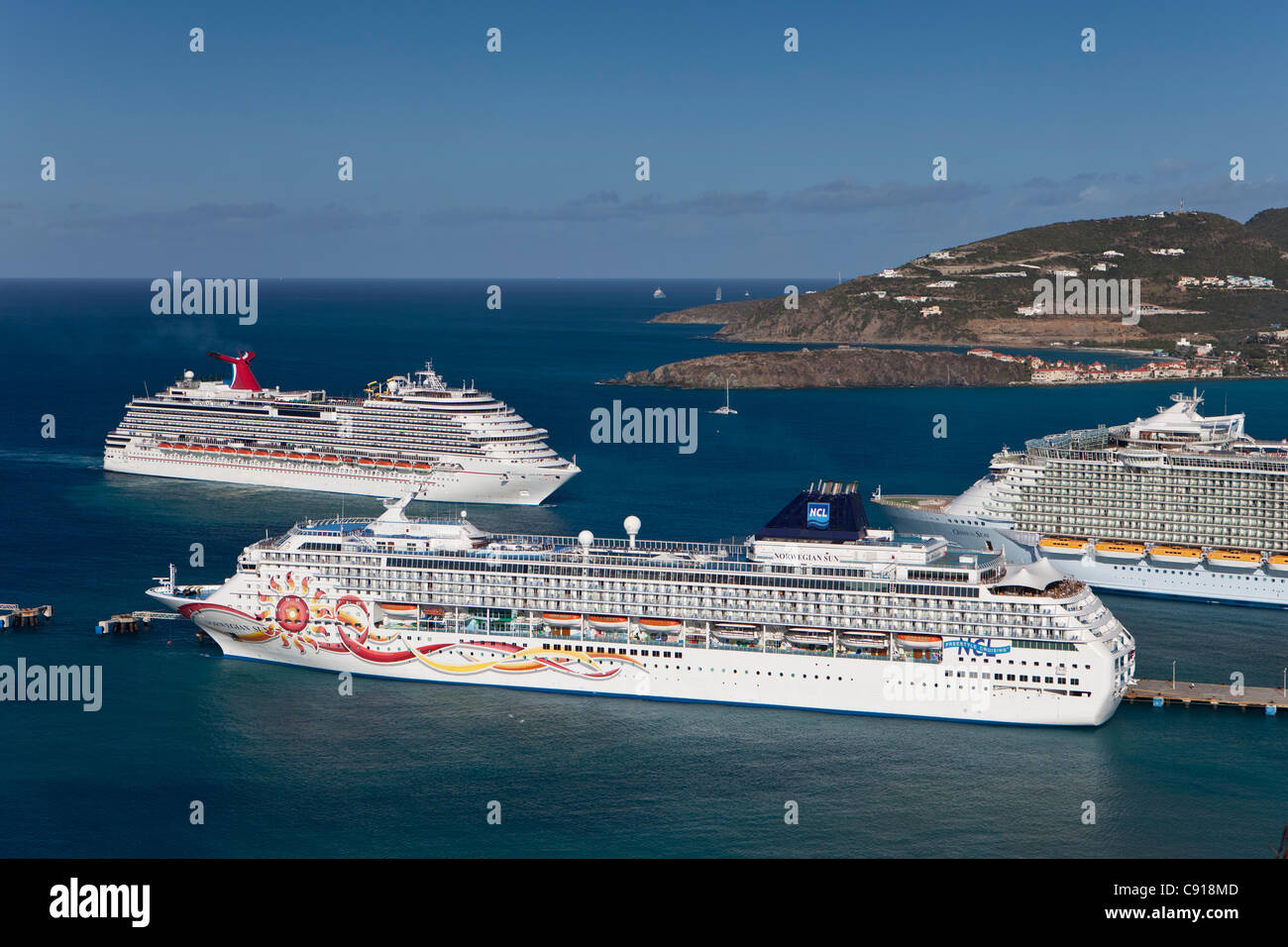 Sint Maarten, isla del Caribe, Philipsburg. Los buques de crucero atracado en el terminal de pasajeros de la gran bahía. Foto de stock