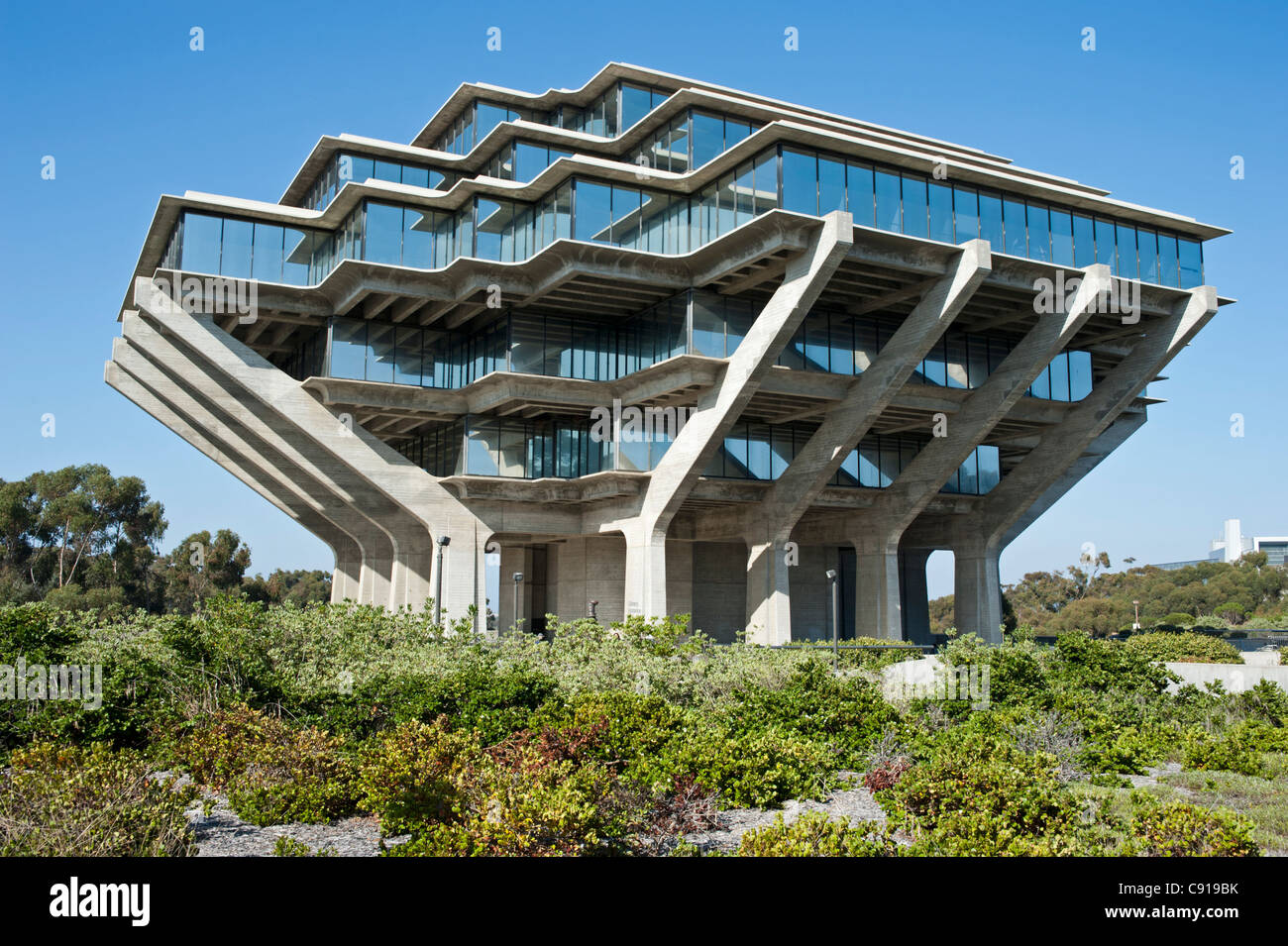 El edificio de la biblioteca Geisel en el campus de la Universidad de San Diego, La Jolla, California, EE.UU. Foto de stock