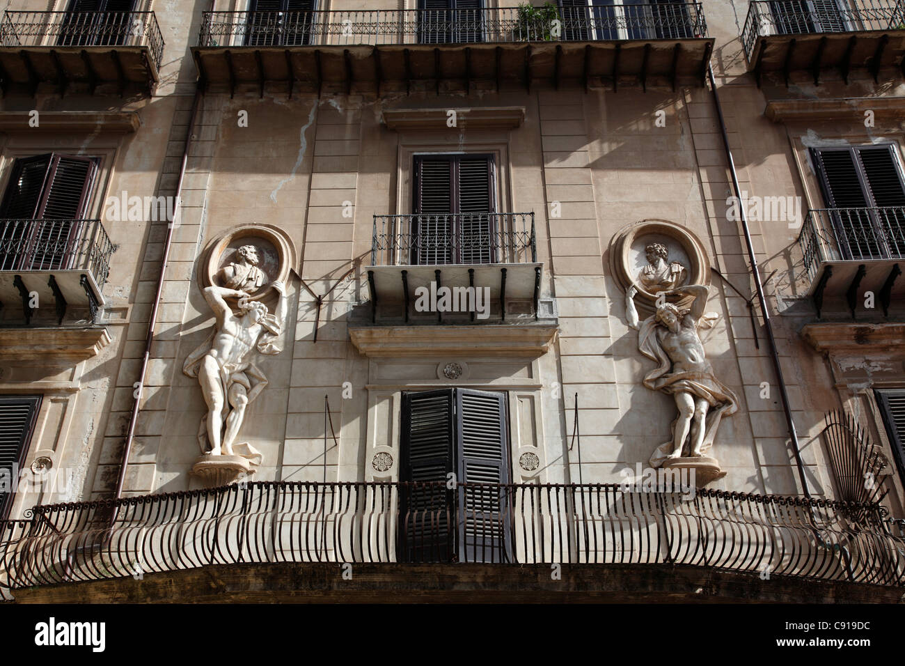 Las características de la arquitectura barroca siciliana statuery y adornos tallados en edificios históricos. Foto de stock